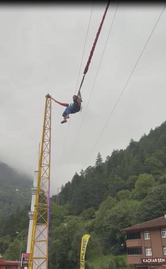 Trabzon'da 'İnsan sapanı'nın halatı koptu, Semanur havada asılı kaldı 2